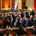 Bakljada, polivanje vodom i guranje: Totalni haos u Parlamentu Albanije FOTO/VIDEO