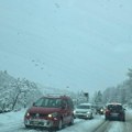Возачи се заглавили у снегу: Драма због јаке мећаве код Нове Вароши (фото)