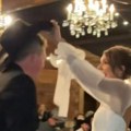 Usred plesa mladoženju oborili na pod, mlada pred svima počela da ga udara: Snimak sa svadbe izazvao brojne komentare, a onda…