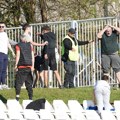 Haos na Banovom brdu: Izbila tuča na tribinama, igrač preskočio ogradu (foto)