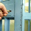 Izbo baku nožem naočigled unuke i ukrao joj 2.000 dinara