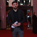 Milan Marić po drugi put u gej scenama, isplivali detalji sa snjimanja: "Kako li je ženama kad ovaj nasrne?"