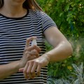 Ljudi masovno prave domaći sprej protiv komaraca, trebaju vam samo 3 stvari