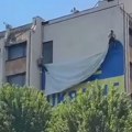 Uklonjena zastava Ukrajine sa fasade zgrade u Prištini posle izjave Zelenskog u Beogradu