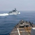 Snimak incidenta u Tajvanskom moreuzu: Kineski brod presekao put američkom razaraču (video)