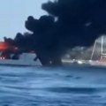 Jahta u plamenu Vatra guta luksuzni brod, putnici skakali sa palube (video)