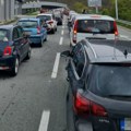 Uprava policije crne gore:Zaustavljen saobraćaj na Dobrakovu prema Srbiji