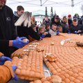 Više hiljada vernika na tradicionalnom lomljenju česnice ispred Hrama Svetog Save