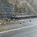 Odroni prete vozačima – stena kod Bistrice oštetila automobil
