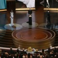 Počela 96. ceremonija dodele Oskara: Favoriti „Openhajmer“ i „Jadna stvorenja“