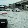 Nevreme napravilo haos: Izvlačili automobil iz poplavljenog podvožnjaka, led zabeleo ulice Slavonskog Broda (video, foto)