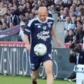 Klasa je večna: Zidan i u 52. godini pravi čarolije sa fudbalskom loptom! (video)