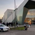 Danas: Policija otkrila identitet dva maloletnika koji su tukli tinejdžere ispred Promenade u Novom Sadu