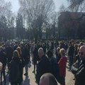 FOTO: U Leskovcu protestna povorka studenata i građana, beli baloni za poginule