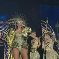 Na zlatnom tronu! Milica Pavlović počela koncert u Sarajevu, publika ne zna gde pre da gleda