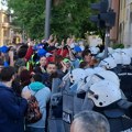 Niški studenti prenoćili ispred Osnovnog suda, pa prešli ispred policijske uprave: Žandarmerija napravila kordon oko zgrade