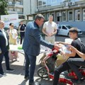 Bicklistima i motociklistima, koji su prolazili kroz centar Vlasotinca, podeljen deo opreme