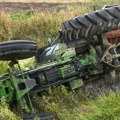 Tragedija kod Rače Traktor sleteo sa puta, poginuo muškarac