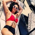 Pevačica gazi četvrtu deceniju i izgleda kao avion! Skinula se na plaži i pokazala obline, komentari pjušte