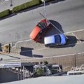 (Video) Neobična nezgoda u Novom Sadu: Vozač pokušavao iz 3 puta da parkira auto, pa se u njega "zakucao" dostavljač