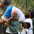 VIDEO Au, čoveče, iseče nas: Đoković završio u rvačkoj poluzi, podigao Novaka i izbacio ga sa terena