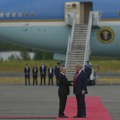 (VIDEO) Putin i Tramp se rukovali na Aljasci, predsednik SAD tapšao