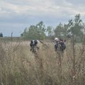 "Ide maca oko tebe": Građani i policija se "jurili" po polju u Klisi (VIDEO)