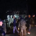 Građani blokirali "sumnjivi auto": Ne daju da izađe iz sela - policija interveniše (video)