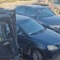 Gospođetina! Zagradio je korsom, ona dovela viljuškar?! Scena za anale u Umki: Majstor digao auto, ona se isparkirala i vratio…