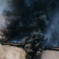 (Foto) Očajan čovek visi s prozora zgrade, a vatra guta stan! Ovo je taj jeziv trenutak požara na Vračaru: Evakuisani otac i…