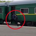 Hit scena na kraju posete Kim Džong Una Rusiji: Pogledajte kako pratnja lidera Severne Koreje uskače u voz koji je krenuo bez…