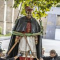 Kip kardinala optuženog za zlostavljanje uklonjen ispred katedrale u Nemačkoj