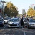 Taksista sa sekirom prišao "poršeu": Scena iz Bulevara kralja Aleksandra prestravila prolaznike (video)