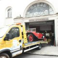 Počelo iseljenje Muzeja automobila iz centra grada: Oldtajmere odvoze na kamionima za šlep (foto, video)