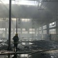 Požar u napuštenoj fabrici u Učiteljskom naselju lokalizovan, gasilo ga čak 46 vatrogasaca: U toku dogašavanje, uzrok za…