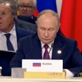 „Je*eni moron!“ Lavrov snimljen kako psuje dok sedi iza Putina na samitu BRIKS-a VIDEO