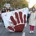 Grupa „Sviće“ podsetila na „crnji petak“: Performans u Promenadi posvećen žrtvama nesreće u Novom Sadu (FOTO, VIDO)