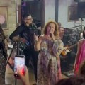 (Video) Ana Bekuta napravila: Dar-mar na veselju sanje Maletić Pevačice se smenjuju za mikrofonom, a domaćica uživa kao nikad…