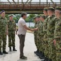 Ministar Gašić obišao posadu pontonskog mosta kod Svilajnca