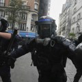 Ovako bije policija EU; Snimci iz Francuske su jezivi; Momak je od udara vodenog topa bukvalno odleteo VIDEO