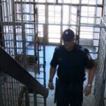 Drama u zatvoru: Advokat branjenici doneo farmerke, a u njima droga - njemu pozlilo!