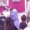 Jezivo nasilje: Pobile se Maja i Aneli! Petorica muškaraca nije moglo da ih razdvojili, čuli se i krici (video)