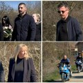 Sahrana Dragana Lazića uživo: Potresne slike iz Brestača, Draganova udovica prima saučešća, a Darko ljubi umrlicu