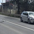 (Foto) Trotinet nasred puta, prednji deo "golfa" uništen: Prve fotografije s mesta stravične nesreće kod Novog Pazara…