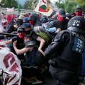 (Foto, video) Nemiri u Nemačkoj! Šutirali novinare u glavu, policiju gađali jajima i kesama sa bojom: Demonstranti pokušali da…