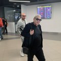 (Video) "Umoran sam, ne vredi..." Ljuba Aličić sleteo u Beograd, od premora ne može da govori: U crnom od glave do pete, na…