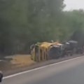 (Video) Težak udes između Crvenke i Kule! Kamion sleteo s puta i završio u kanalu, mogući zastoji
