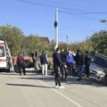 Sudar automobila i traktora, vatrogasci izvlače muškarca ispod vozila