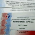 U Sremskoj Mitrovici počela podela penzionerskih kartica, penzioneri u redovima čekaju na istu