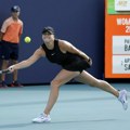 Sabalenka u crnini do pobede, Vekić ispala